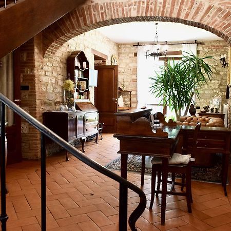 Residenza Le Logge Panzió Gubbio Kültér fotó