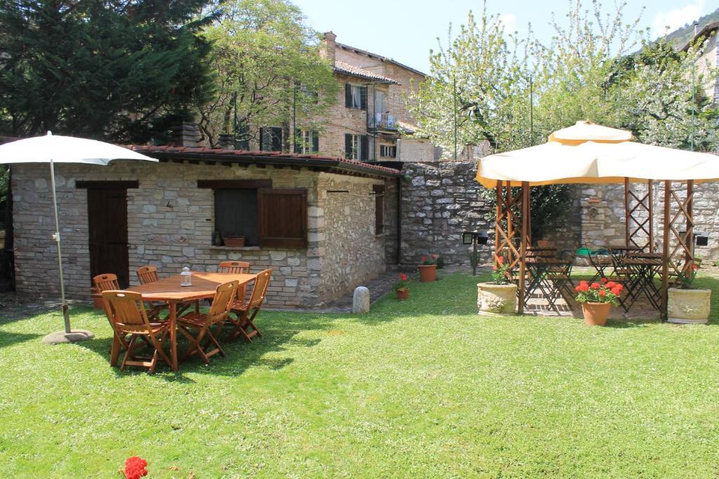 Residenza Le Logge Panzió Gubbio Kültér fotó